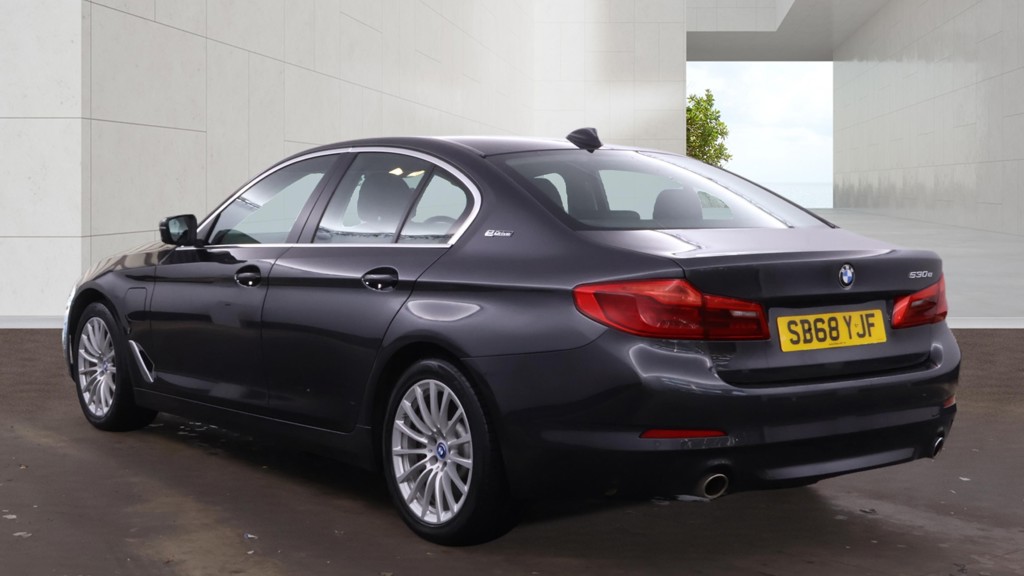BMW 5 Series — photo 3