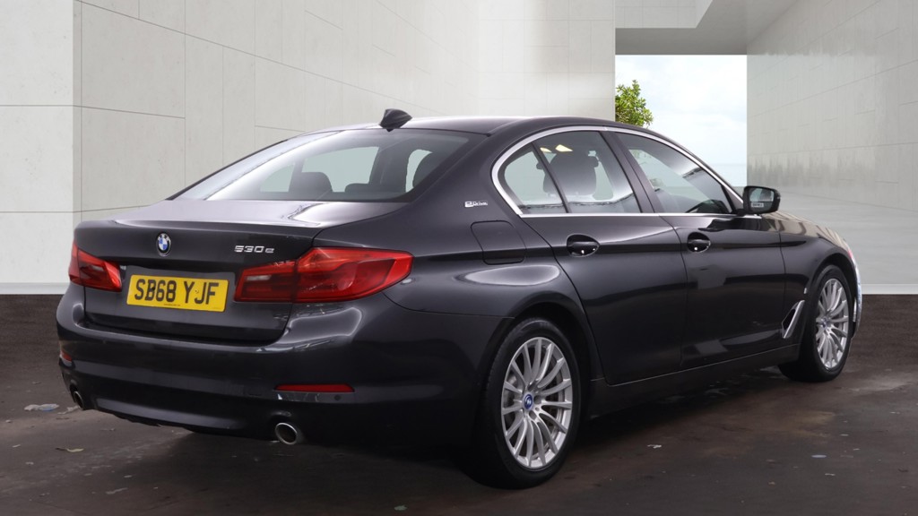 BMW 5 Series — photo 4