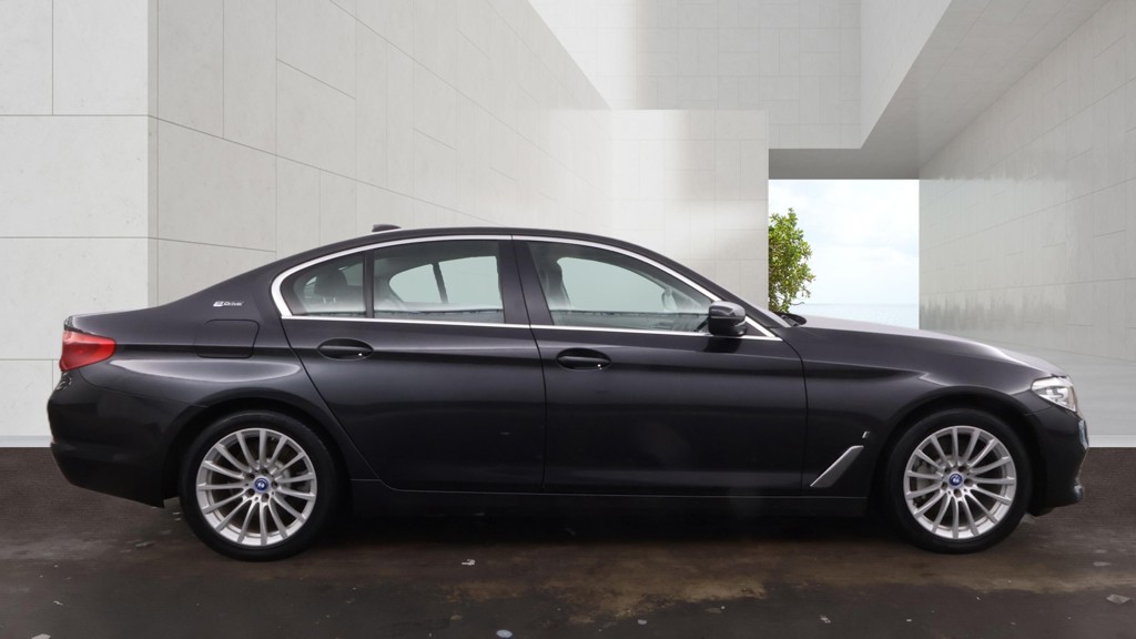 BMW 5 Series — photo 5