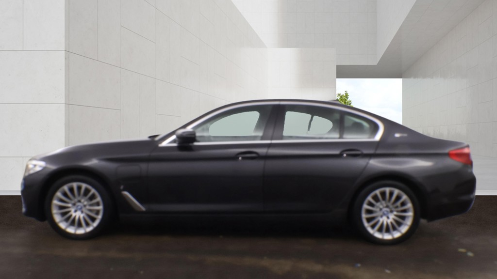 BMW 5 Series — photo 6