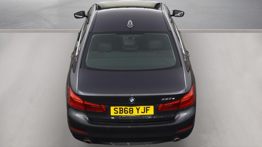 BMW 5 Series — photo 8