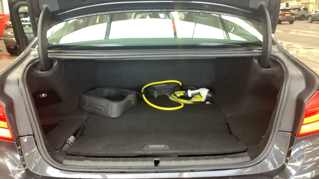 BMW 5 Series — photo 9