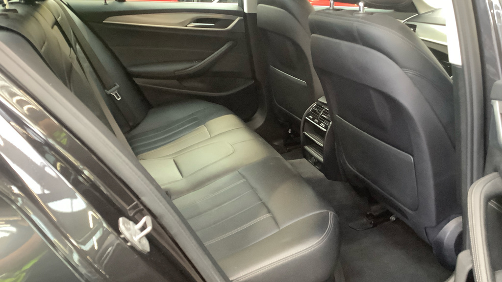 BMW 5 Series — photo 10