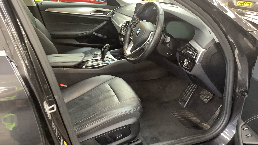 BMW 5 Series — photo 11